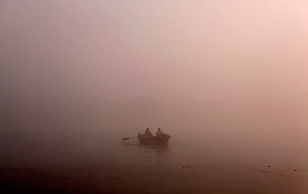 उत्तर भारतात पारा खाली चांगलाच खाली उतरलेला दिसतोय... त्यामुळे, जनजीवन मात्र विस्कळीत झालंय.  
