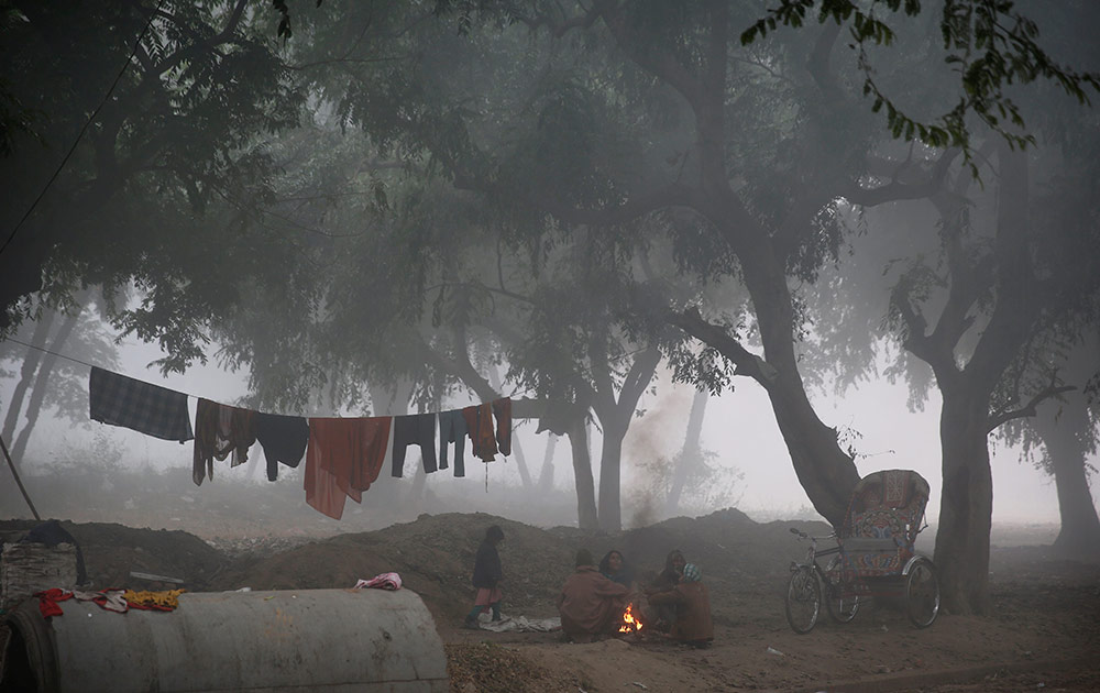 उत्तर भारतात पारा खाली चांगलाच खाली उतरलेला दिसतोय... त्यामुळे, जनजीवन मात्र विस्कळीत झालंय.  
