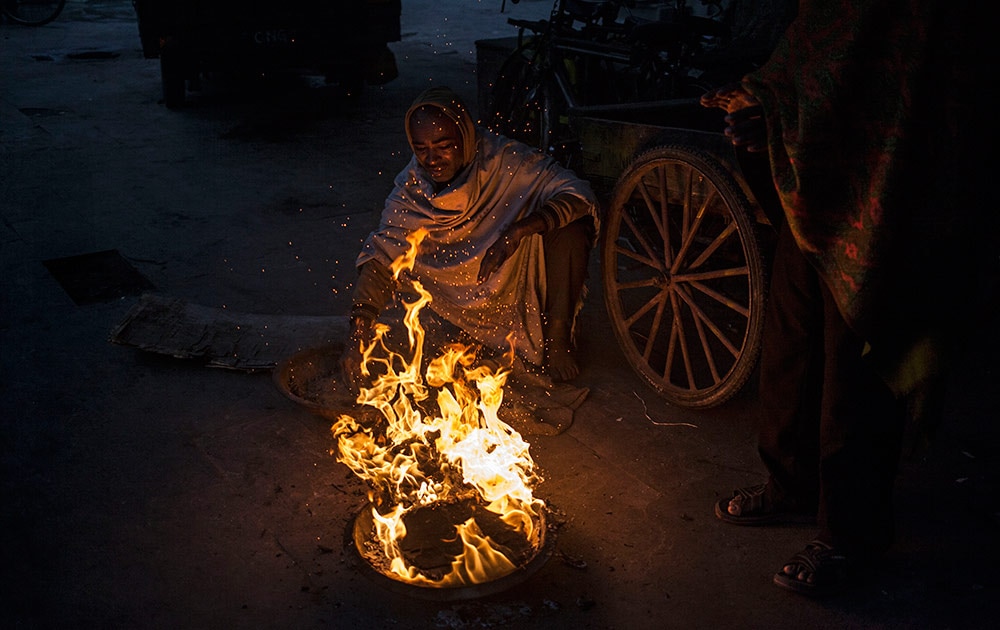 उत्तर भारतात पारा खाली चांगलाच खाली उतरलेला दिसतोय... त्यामुळे, जनजीवन मात्र विस्कळीत झालंय.  
