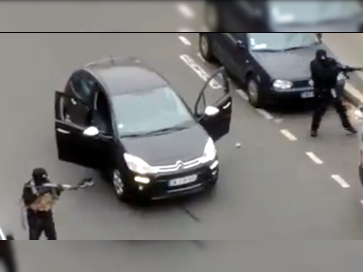 पॅरिस : साप्ताहिकाच्या ऑफिसवर दहशतवादी हल्ला, १२ ठार   title=