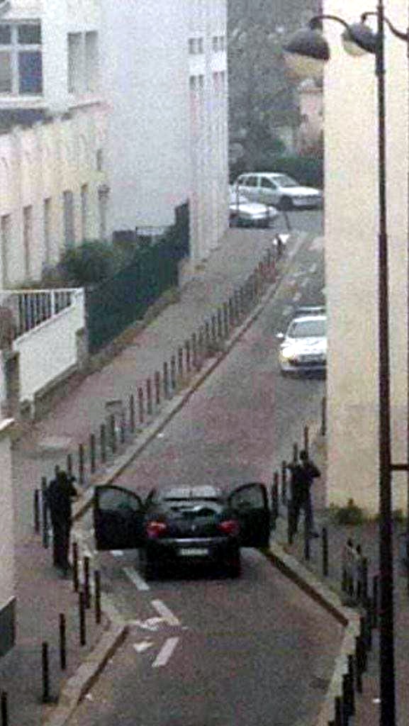 पॅरिसमधील शार्ली हेब्डो साप्ताहिकाच्या कार्यालयावर दहशतवादी हल्ल्यातील हे ते दोन दहशतवादी
