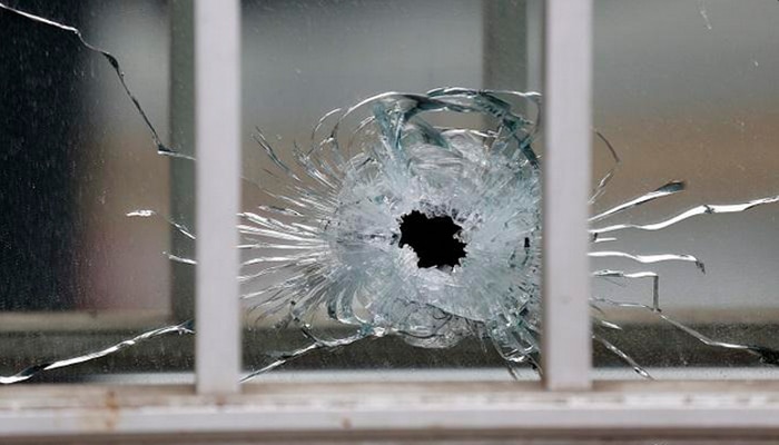 पॅरिसमधील शार्ली हेब्डो साप्ताहिकाच्या कार्यालयावर दहशतवादी हल्ला झाला. त्यातील कार्यालयावर झालेला गोळीबार
