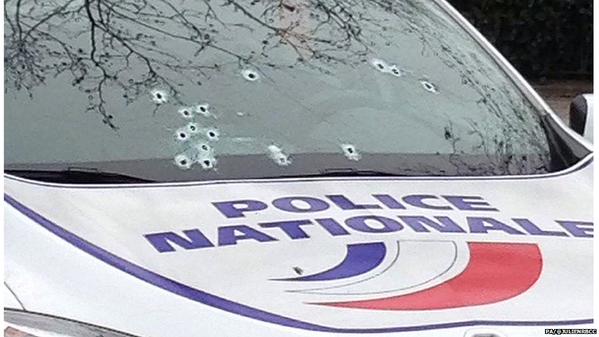 पॅरिसमधील शार्ली हेब्डो साप्ताहिकाच्या कार्यालयावर दहशतवादी हल्ला झाला. त्यातील पोलिसांच्या गाडीवर झालेला गोळीबार
