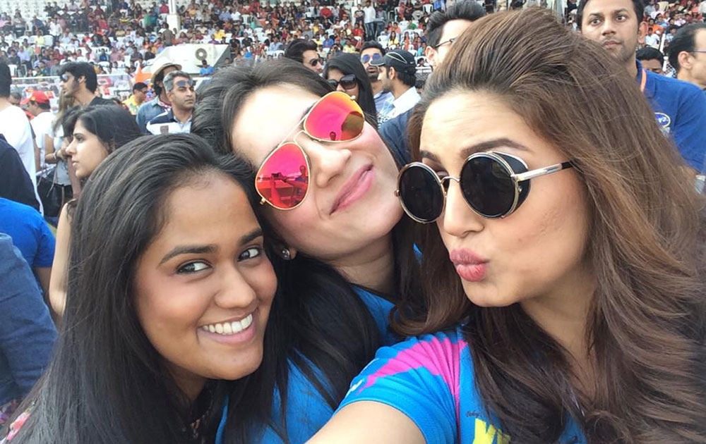अर्पिता खान शर्मा, रंगतेय सेलिब्रिटी क्रिकेट लीग! :- Selfie time with @KANCHIKAUL @humasqureshi great game! pic.twitter
