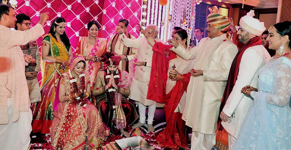 पंतप्रधान नरेंद्र मोदी हे शत्रुघ्न सिन्हा यांचा मुलगा कुश सिन्हाच्या विवाहसोहळ्याला खास उपस्थित होते...
