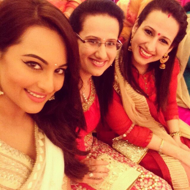 #bhaikishaadi #mehendi #sisters #twins #ladkewaale #fun - instagram @aslisona
