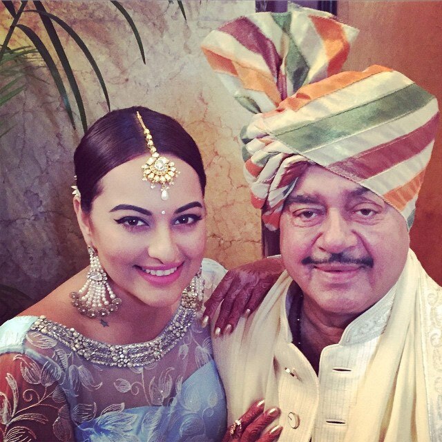 दुल्हे के डॅडी! #bhaikishaadi #weddingtimes #fun #baraat - instagram @aslisona
