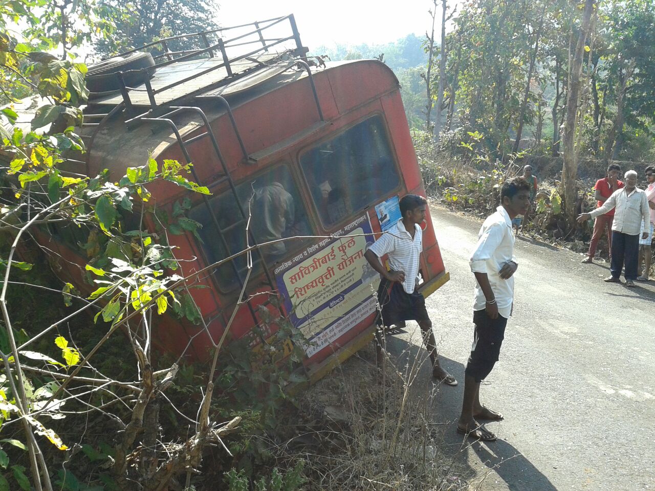 खेड बसला झालेल्या अपघात ४ जण जखमी झालेत.
