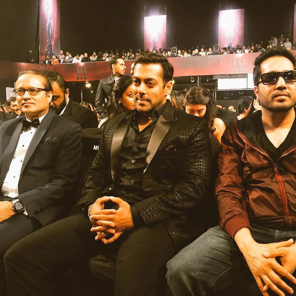 फिल्मफेअर अॅवॉर्ड्स २०१५ @filmfare awards... -twitter
