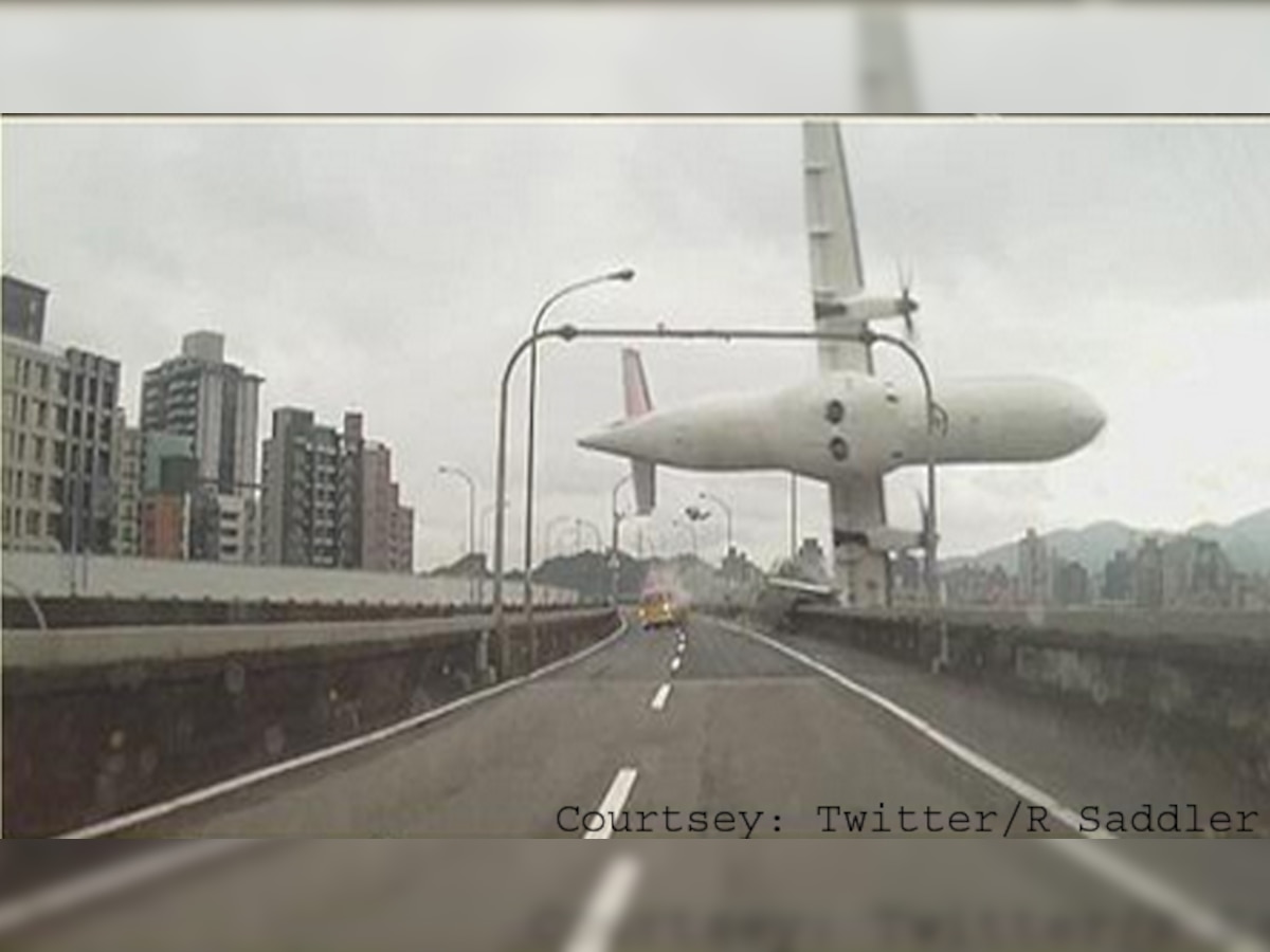 व्हिडिओ: तैवानमध्ये विमान नदीत कोसळलं, २३ ठार title=