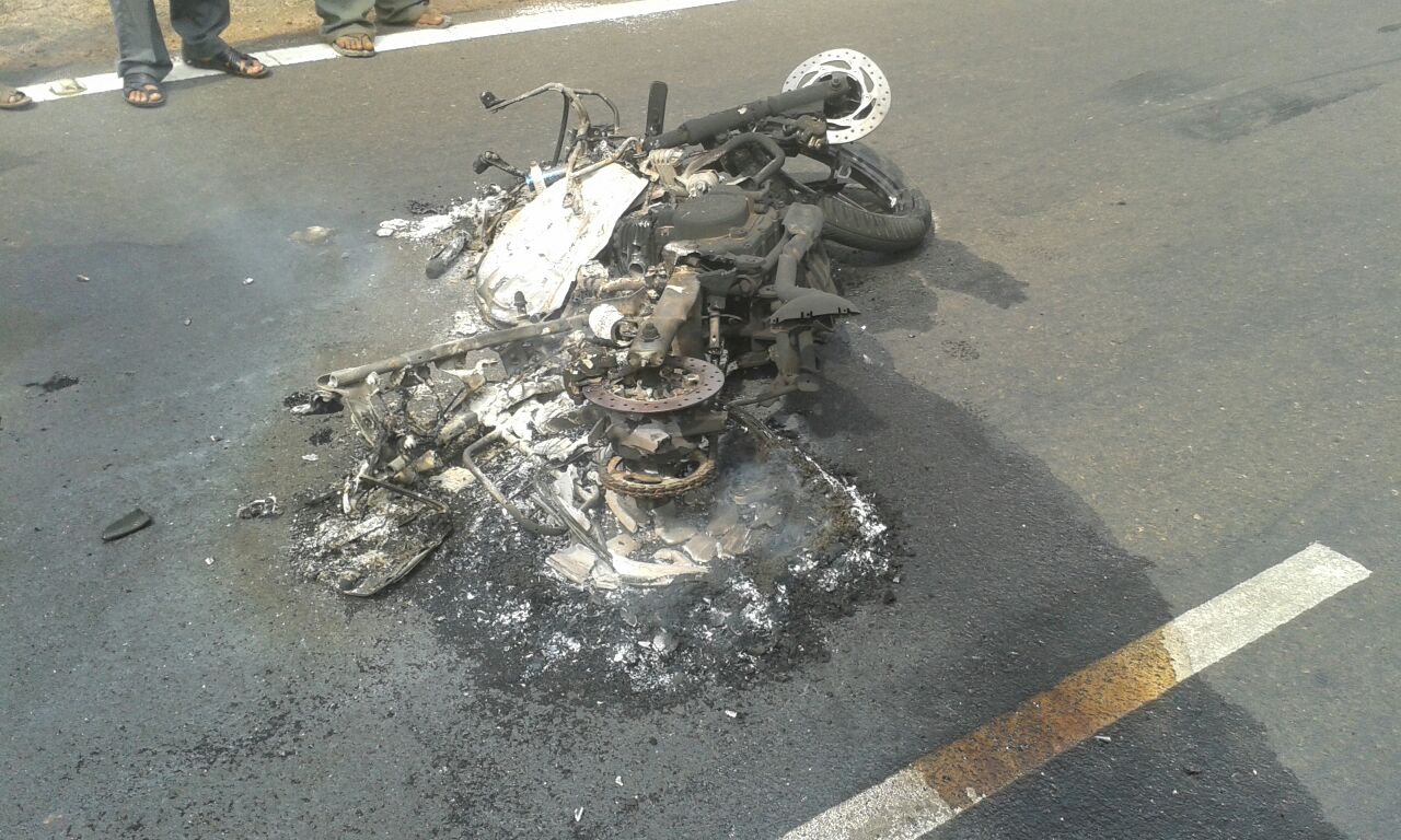 रत्नागिरी : मुंबई-गोवा महामार्गावर ट्रक आणि बाईक यांच्यात अपघात झाला. बाईक अपघातानंतर पेटली. त्यानंतर रंगाच्या ट्रकने पेट घेतला.
