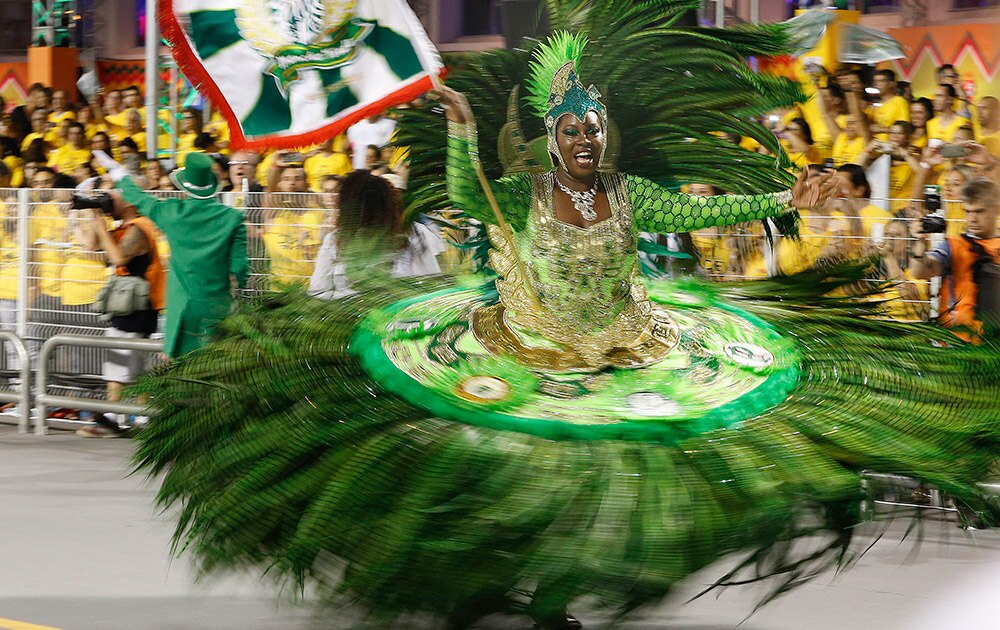 ब्राझीलच्या सान पाओला येथे कार्निव्हल परेडमध्ये डान्स करताना डान्सर
