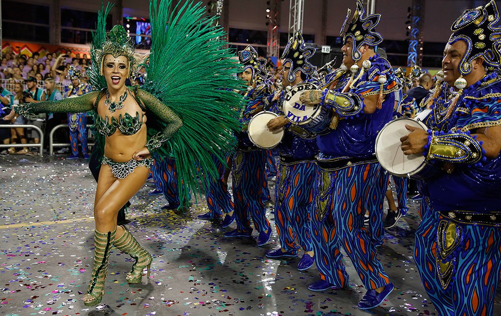 ब्राझीलच्या सान पाओला येथे कार्निव्हल परेडमध्ये डान्स करताना डान्सर
