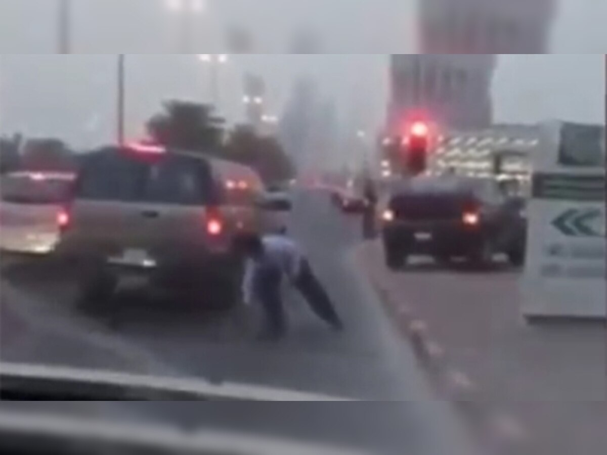 व्हिडिओ: जेव्हा दुबईच्या रस्त्यावर पडला पैशांचा पाऊस title=
