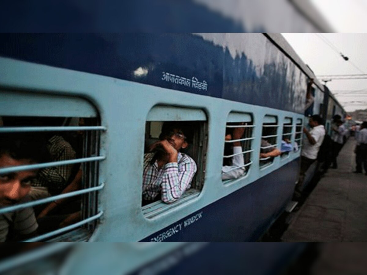 रेल्वेचा भरती महाघोटाळा, ५०० तरुणांना घातला गंडा title=