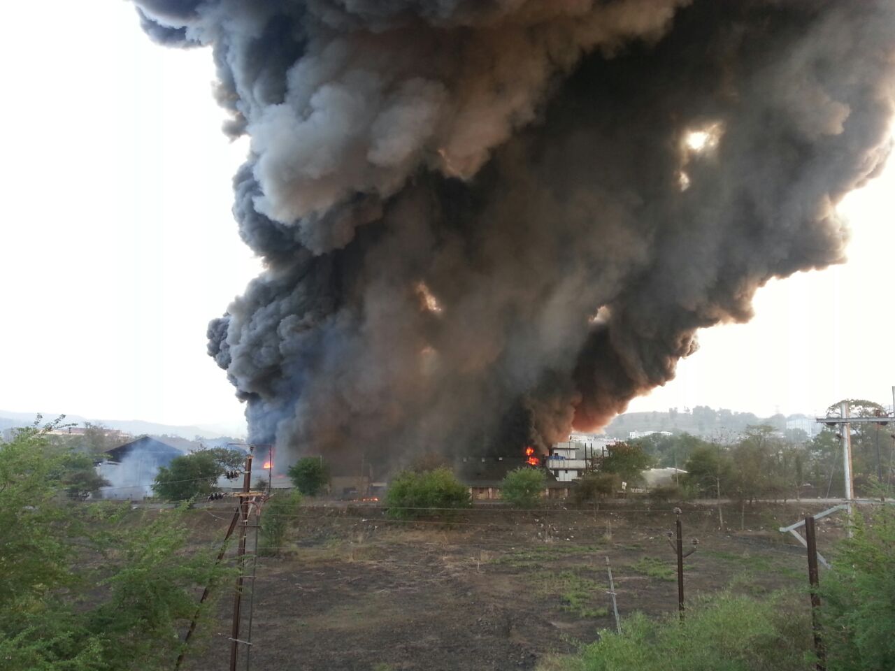 मुंबई-पुणे एक्सप्रेस वेवरील खालापूरनजिक रिलायन्स सिलिकॉन कंपनीला आग... आगीत संपूर्ण कंपनी जळून खाक
