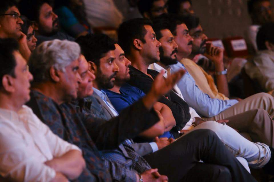 मुंबईतील रंगशारदा हॉलमधल्या चर्चासत्रात आमीर खान, नाना पाटेकर, सलीम खान आणि इतर मान्यवरही उपस्थीत होते

