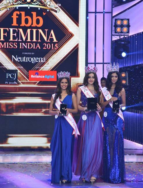  'फेमिना मिस इंडिया २०१५'- विनिंग पोझ देतांना विजेती अदिती आर्या, उपविजेत्या आफरिन राचेल आणि वर्तिका सिंह

 
