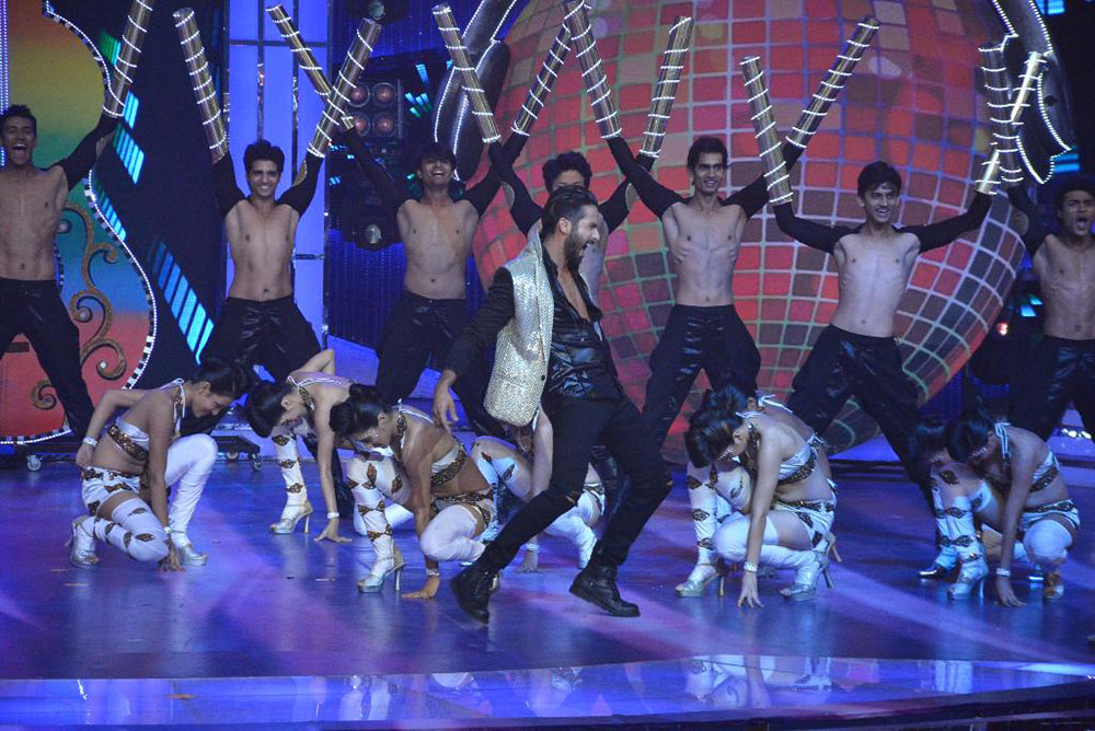  'फेमिना मिस इंडिया २०१५'मध्ये डान्स परफॉर्मन्स सादर करतांना शाहिद कपूर
