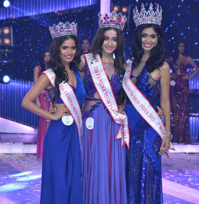  'फेमिना मिस इंडिया २०१५'- विनिंग पोझ देतांना विजेती अदिती आर्या, उपविजेत्या आफरिन राचेल आणि वर्तिका सिंह

