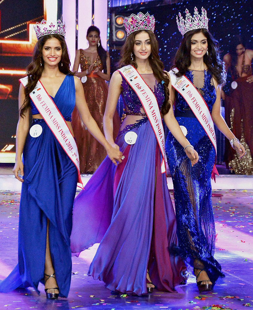  'फेमिना मिस इंडिया २०१५'- कॅट वॉक करतांना विजेती अदिती आर्या, उपविजेत्या आफरिन राचेल आणि वर्तिका सिंह

