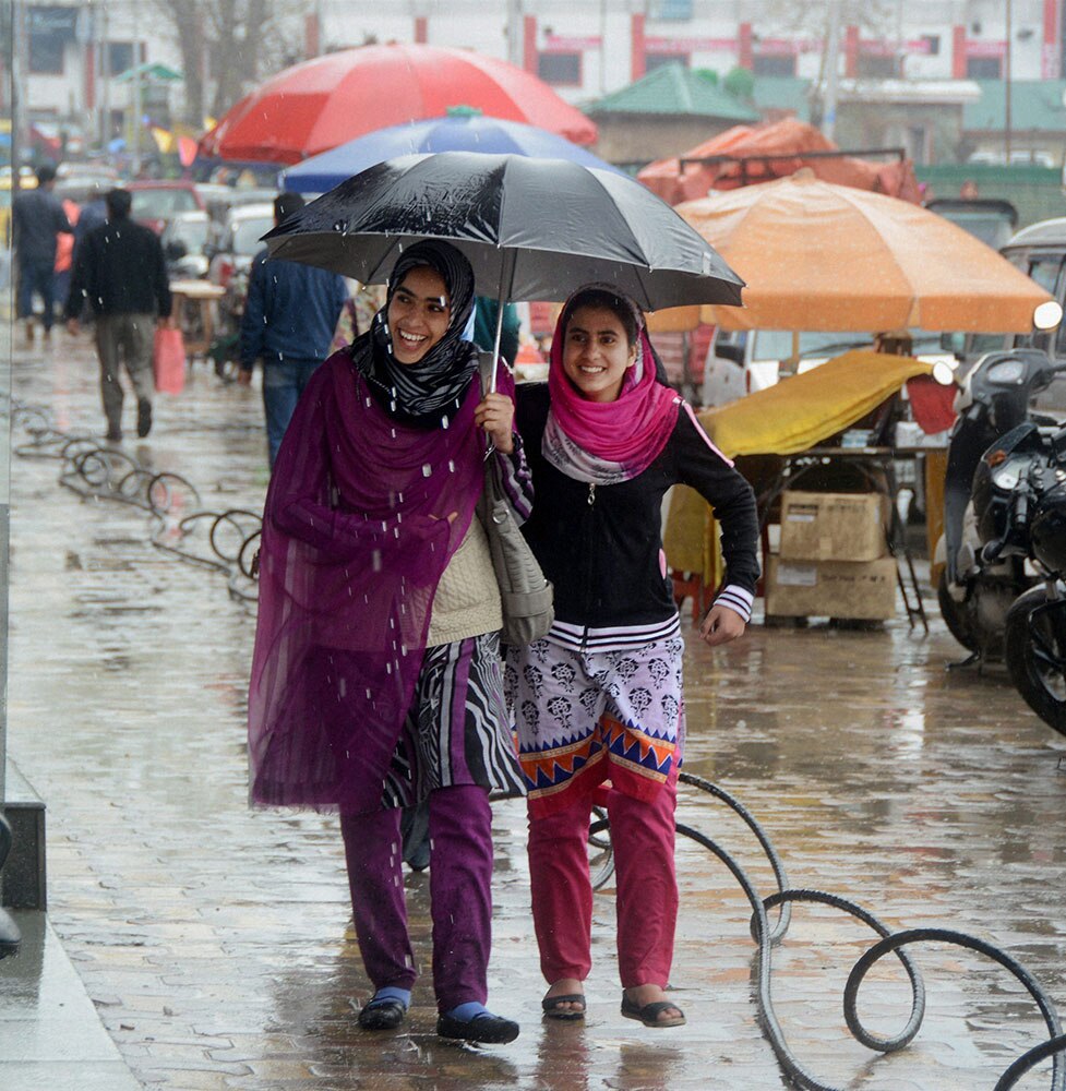 जम्मू-काश्मीरमध्ये मार्च महिन्यात पडलेल्या जोरदार पावसामुळे जनजीवन विस्कळीत झालंय.  
