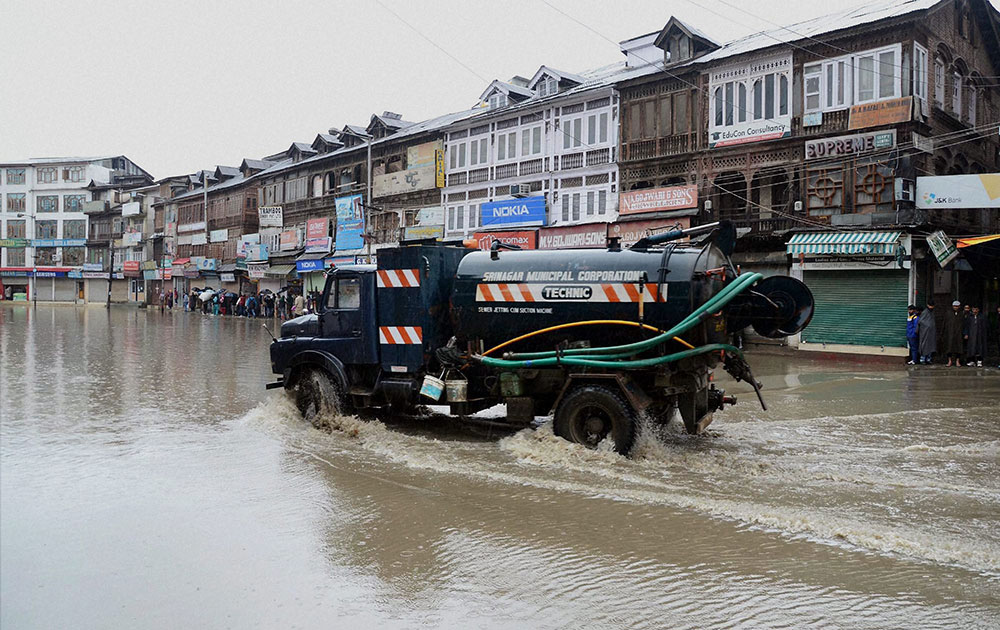 जम्मू-काश्मीरमध्ये मार्च महिन्यात पडलेल्या जोरदार पावसामुळे जनजीवन विस्कळीत झालंय.  
