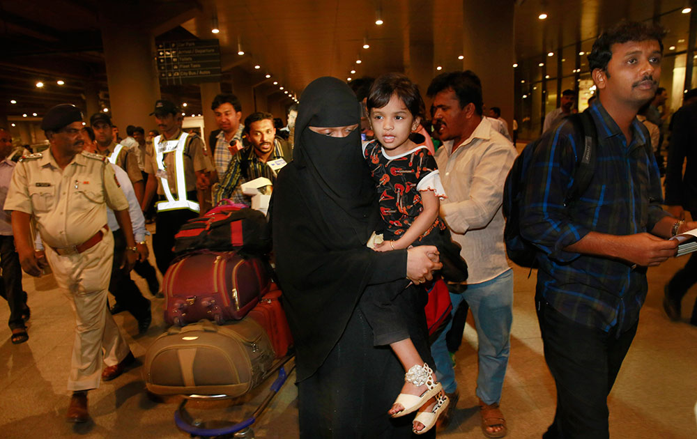 मुंबई विमानतळावर येमेनमधून सुखरूप पोहोचलेले भारतीय...
