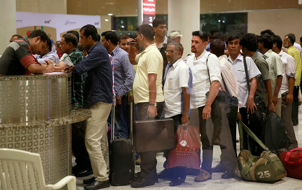 मुंबई विमानतळावर येमेनमधून सुखरूप पोहोचलेले भारतीय...
