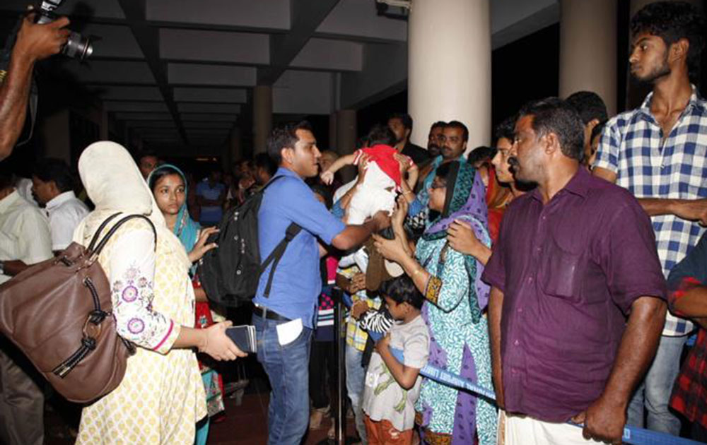 मुंबई विमानतळावर येमेनमधून सुखरूप पोहोचलेले भारतीय...- twitter
