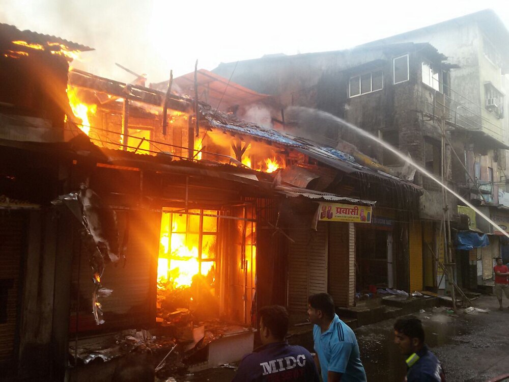 रायगड : महाड बाजारपेठेत भीषण आग लागली. तीन दुकानं भस्मसात झाली. आगीवर नियंत्रण मिळवण्याचे प्रयत्न सुरु होते.
