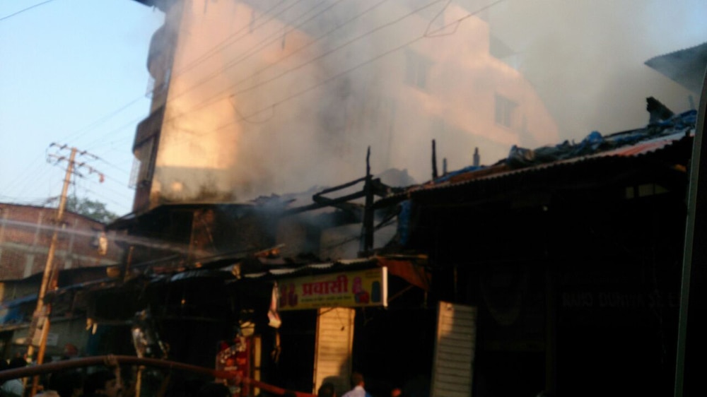 रायगड : महाड बाजारपेठेत भीषण आग लागली. तीन दुकानं भस्मसात झाली. आगीवर नियंत्रण मिळवण्याचे प्रयत्न सुरु होते.
