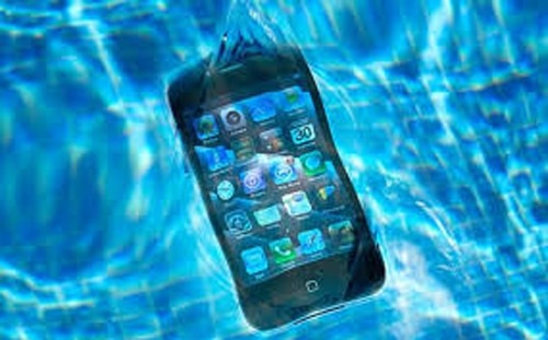 फोन पाण्यात पडला तर तुम्ही त्वरीत पाण्यातून बाहेर काढणे आवश्यक आहे.  काही स्मार्टफोन वॉटरप्रुफ कोटींग असते. त्यामुळे काही सेकंद फोन पाण्यात डॅमेज होत नाही. मात्र, पाण्यातून फोन बाहेर काढण्यास उशीर होईल, तेव्हढा धोका जास्त असतो.
