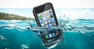 जर तुमचा फोन पाण्यात पडला तर पाण्यातून बाहेर काढल्या काढल्या तो लगेच बंद करावा. स्विच ऑफ करावा, जेणेकरुन शॉर्ट सर्किटपासून धोका टळेल.
