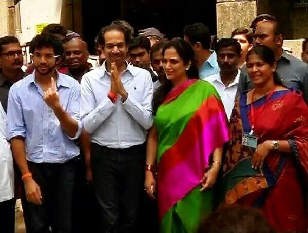वांद्रे, मुंबई : शिवसेना पक्षप्रमुख उद्धव ठाकरे आपल्या कुटुंबीयांसोबत मतदानाचा हक्क बजावला.
