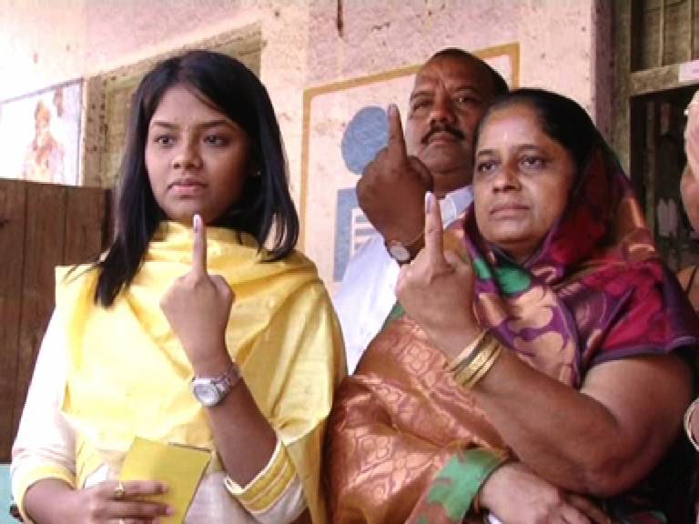 तासगाव : दिवंगत नेते आर आर पाटील यांच्या पत्नी सुनम आणि मुलगी स्मिता पाटील यांनी मतदानाचा हक्क बजावला.
