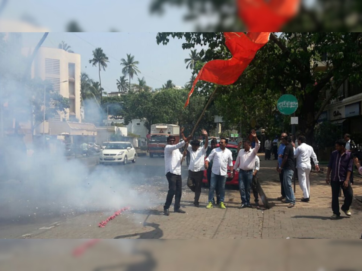 वांद्रेत शिवसेना कार्यकर्त्यांचा राणेंच्या घरासमोर फटाके फोडून जल्लोष title=