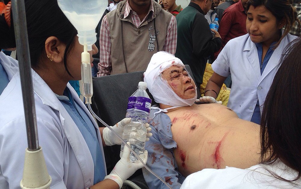 नेपाळच्या काठमांडू येथील जखमींना रुग्णालयात नेताना.
