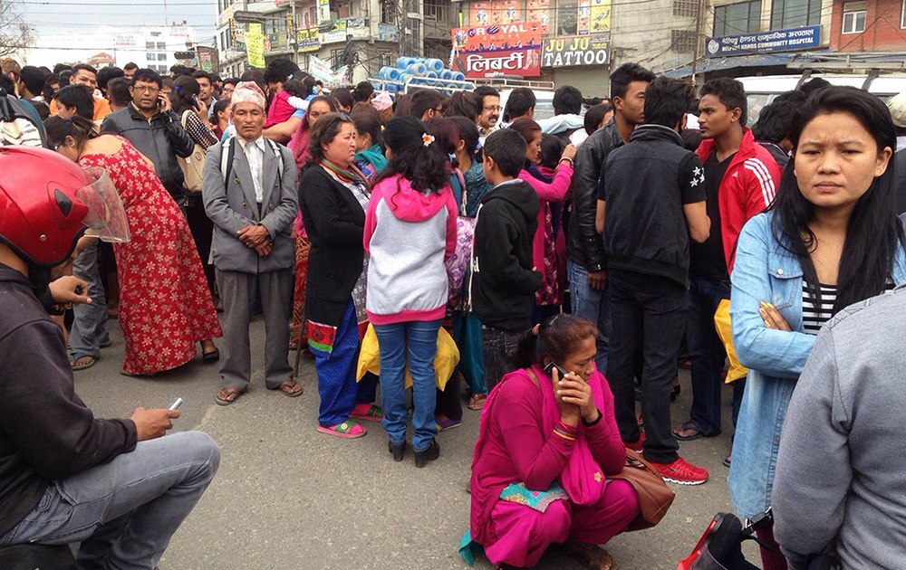 नेपाळ आज ७.९ रिश्टर स्केलच्या भूकंपाने हादरला काठमांडू येथे भूकंपानंतर रस्त्यावर जमलेले नागरिक
