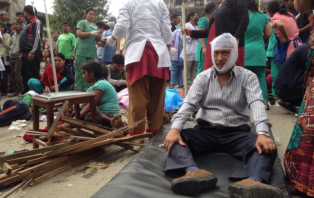 नेपाळ आज ७.९ रिश्टर स्केलच्या भूकंपाने हादरला. काठमांडू येथे भूकंपानंतर रस्त्यावर नागरिकांवर उपचार करताना डॉक्टर
