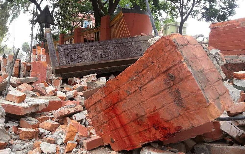 नेपाळ आज ७.९ रिश्टर स्केलच्या भूकंपाने हादरला. काठमांडूमध्ये पडलेली एक वॉल कम्पाउंड
