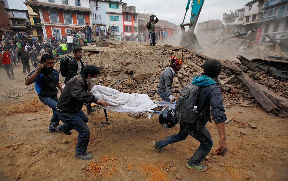 नेपाळ आज ७.९ रिश्टर स्केलच्या भूकंपाने हादरला. काठमांडूमध्ये पडलेल्या इमारती
