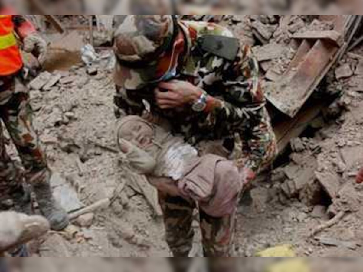 नेपाळ भूकंप : २२ तासानंतर ४ महिन्याच्या मुलांला वाचवण्यात यश title=