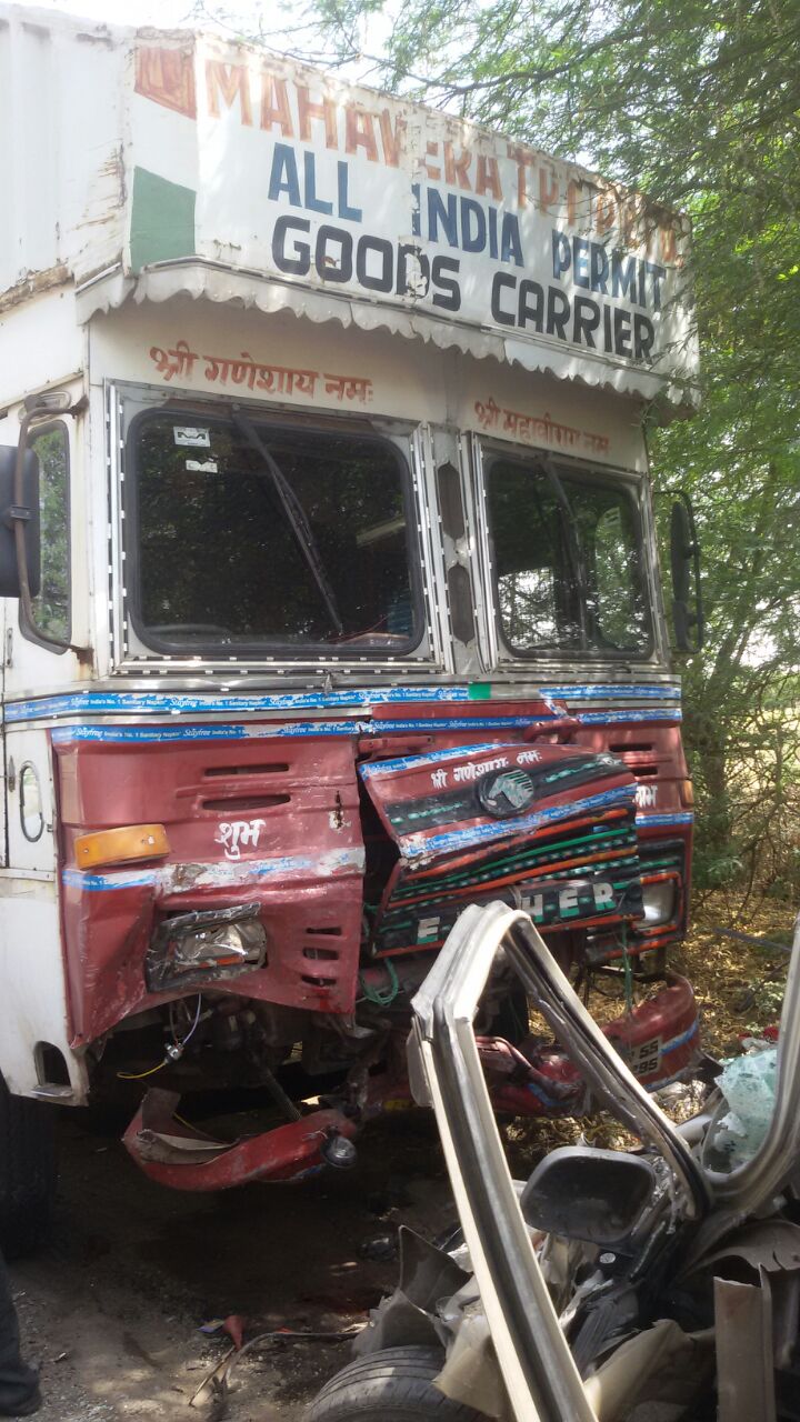 नगर-सोलापुर रोडवर बनपिंपरी शिवारात अपघात.. तवेरा गाडी आणि कंटेनर ची समोरा समोर धडक... ५ जण जागीच ठार तर ३ जण जखमी... जखमींवर जिल्हा रुग्णालयात उपचार सुरू...
