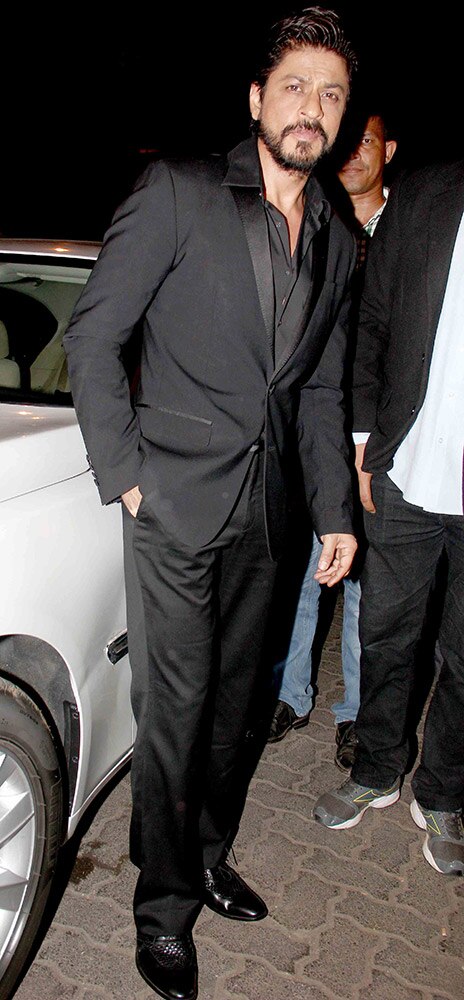 शाहरुख खान: 'पिकू'ला शुभेच्छा द्यायला बॉलिवूड अवतरंल!
