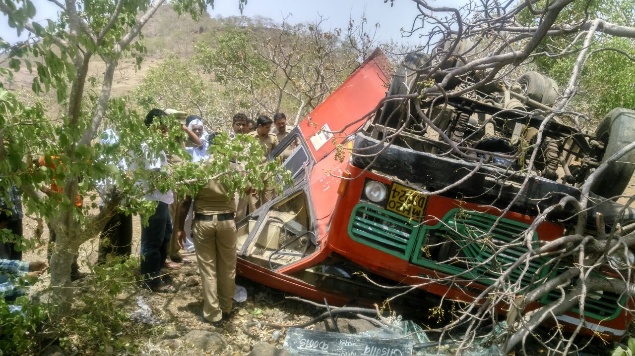 कन्नड-पिशोर खिंडित कन्नड-सिल्लोड बस पलटून अपघात, १ ठार, १७ जखमी, १ गंभीर
