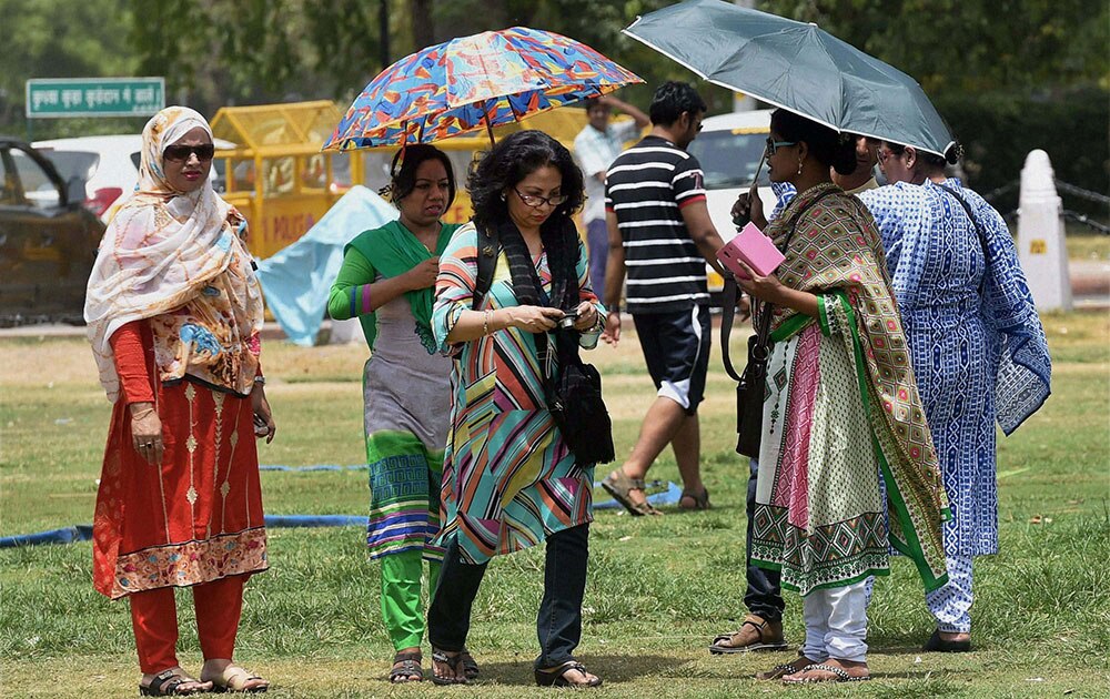 देशभरात उष्णतेची लाट, सूर्य ओकतोय आग! - New Delhi.
