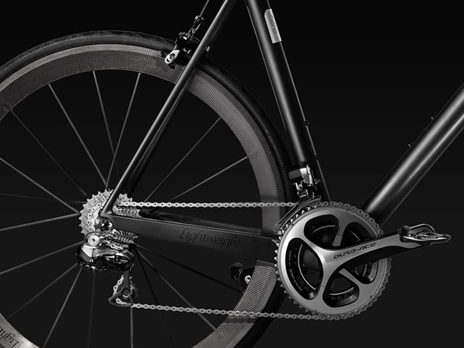 ऑडी कंपनीने या सायकलसाठी कार्बन फाइबर मटेरियलचा वापर केला आहे. यामुळेच ही सायकल वजनाने हलकी आणि मजबूत आहे.
