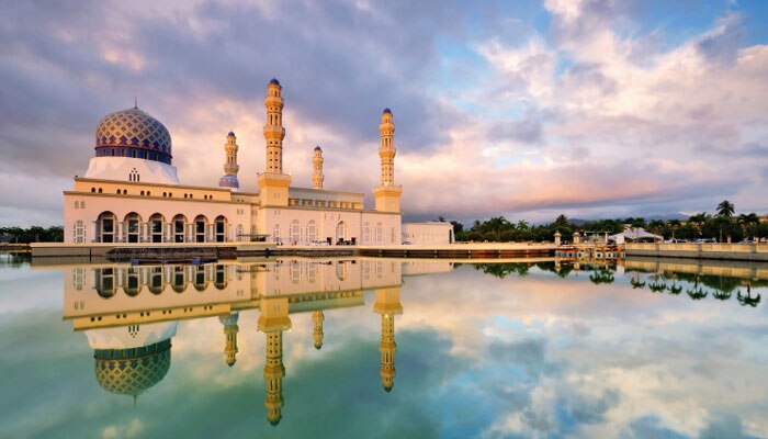 मलेशियातील मंत्रमुग्ध करणारे दृश्य! - Kota Kinabalu - Floating Mosque
