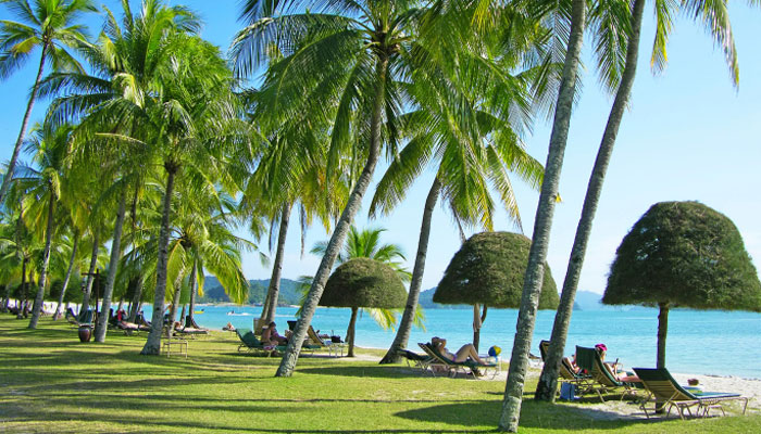 मलेशियातील मंत्रमुग्ध करणारे दृश्य! - Cenang beach, Langkawi
